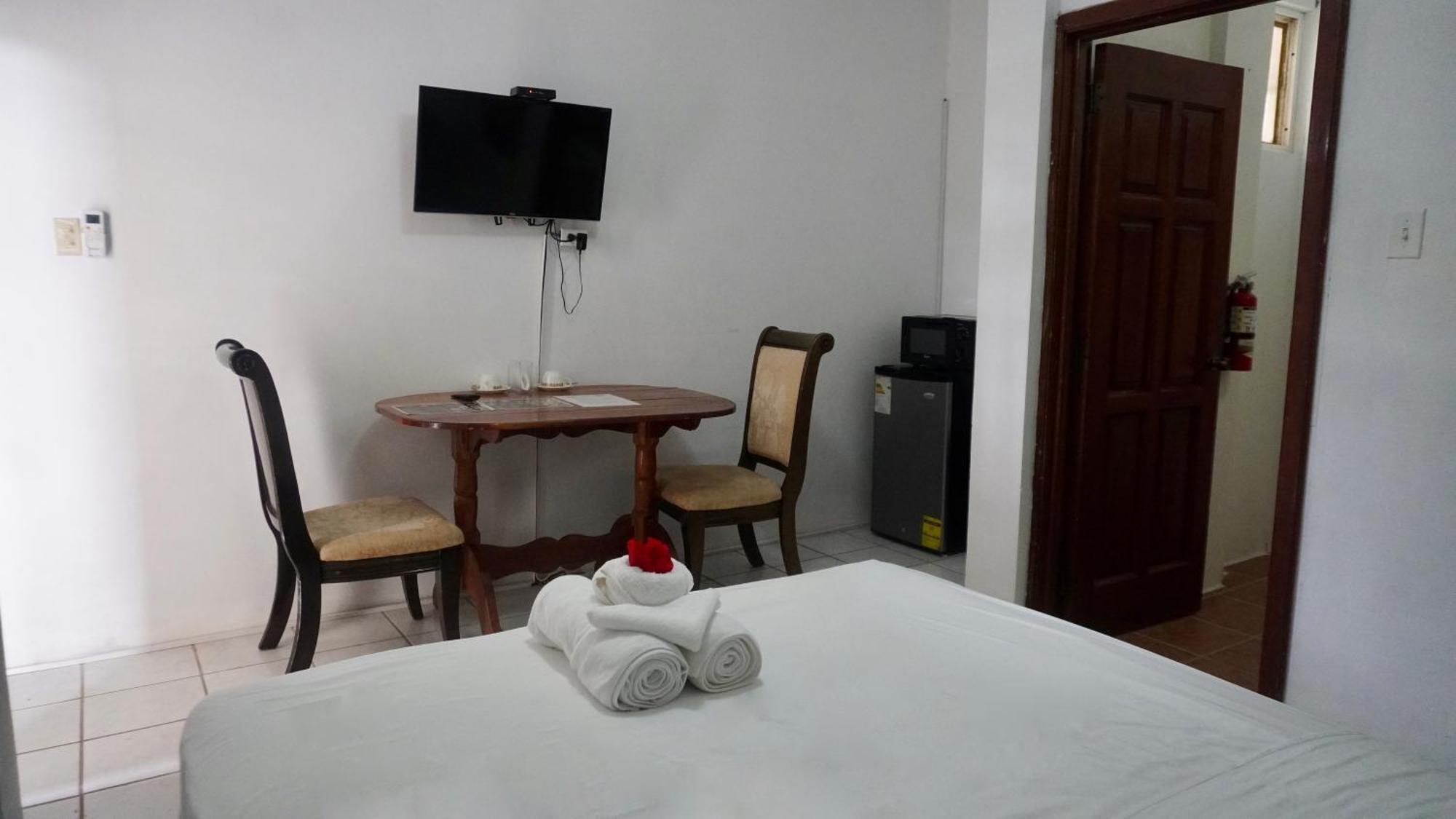 See Belize Poolside Sea View Economy Room With Infinity Pool & Overwater Deck Белиз-Сити Экстерьер фото