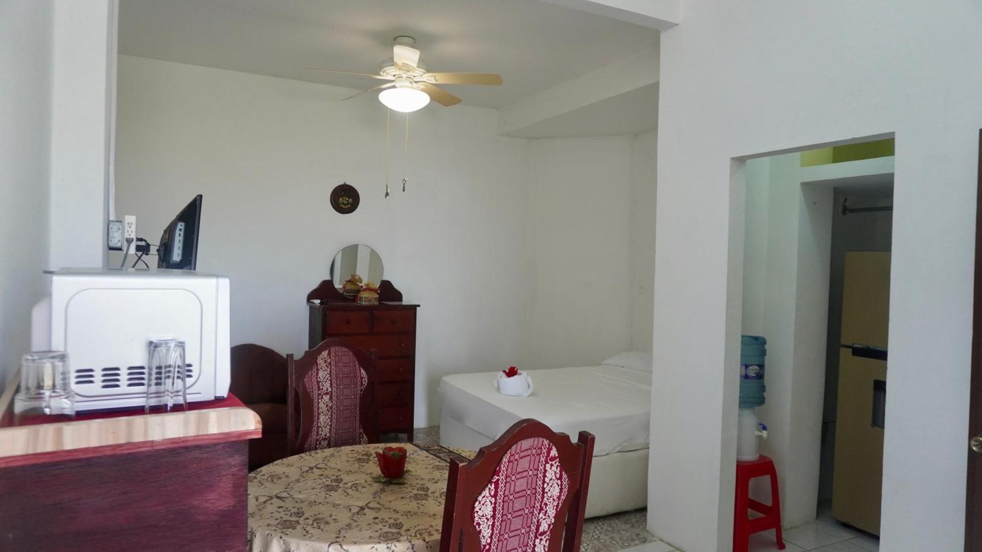 See Belize Poolside Sea View Economy Room With Infinity Pool & Overwater Deck Белиз-Сити Экстерьер фото