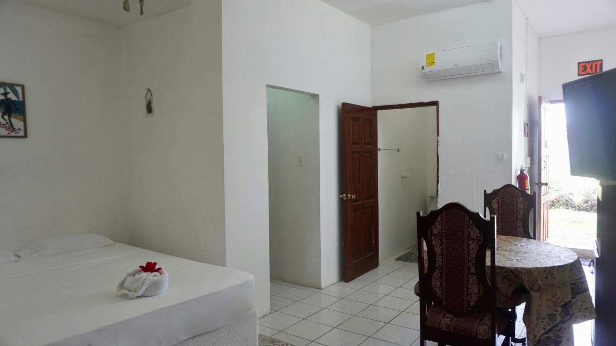 See Belize Poolside Sea View Economy Room With Infinity Pool & Overwater Deck Белиз-Сити Экстерьер фото