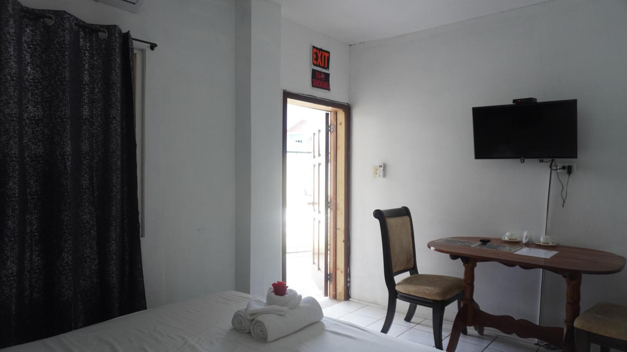 See Belize Poolside Sea View Economy Room With Infinity Pool & Overwater Deck Белиз-Сити Экстерьер фото