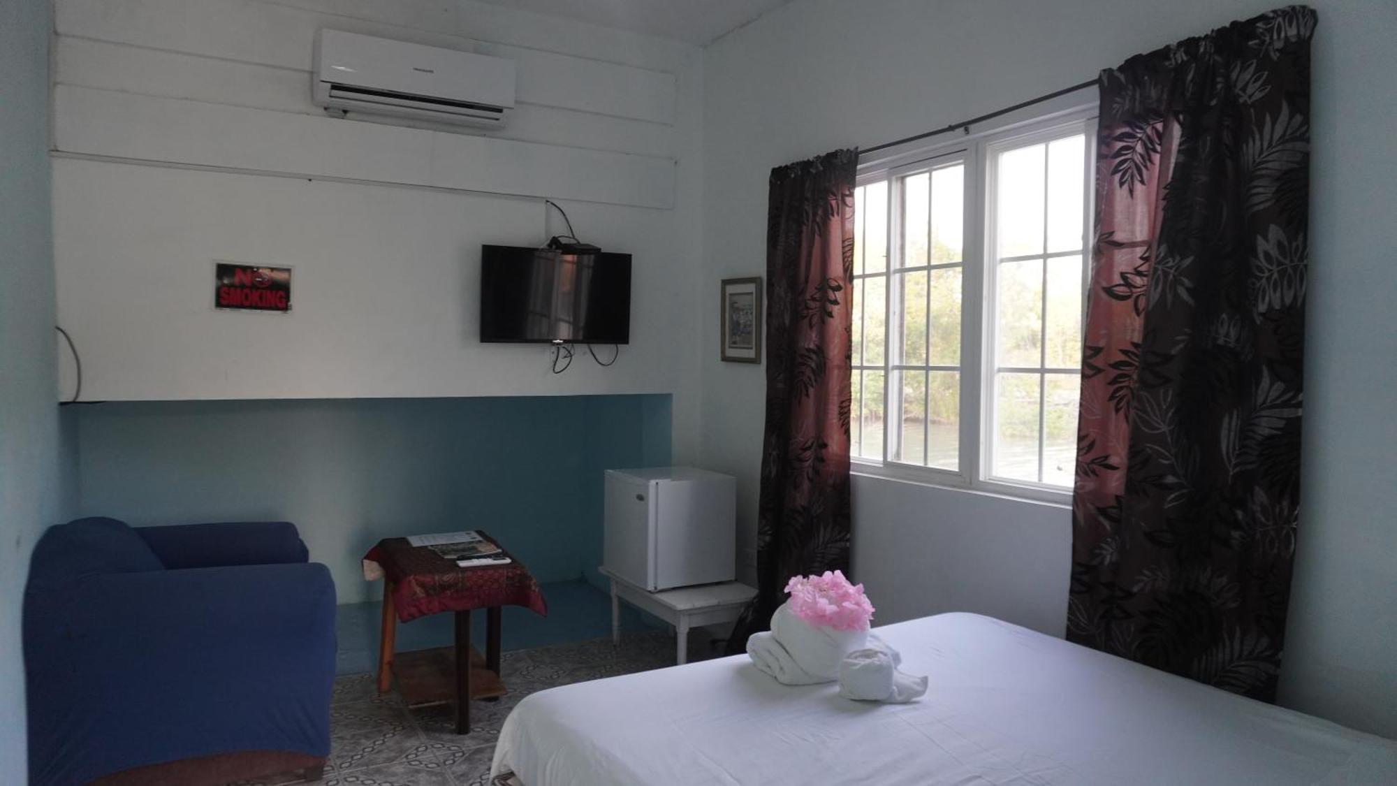 See Belize Poolside Sea View Economy Room With Infinity Pool & Overwater Deck Белиз-Сити Экстерьер фото