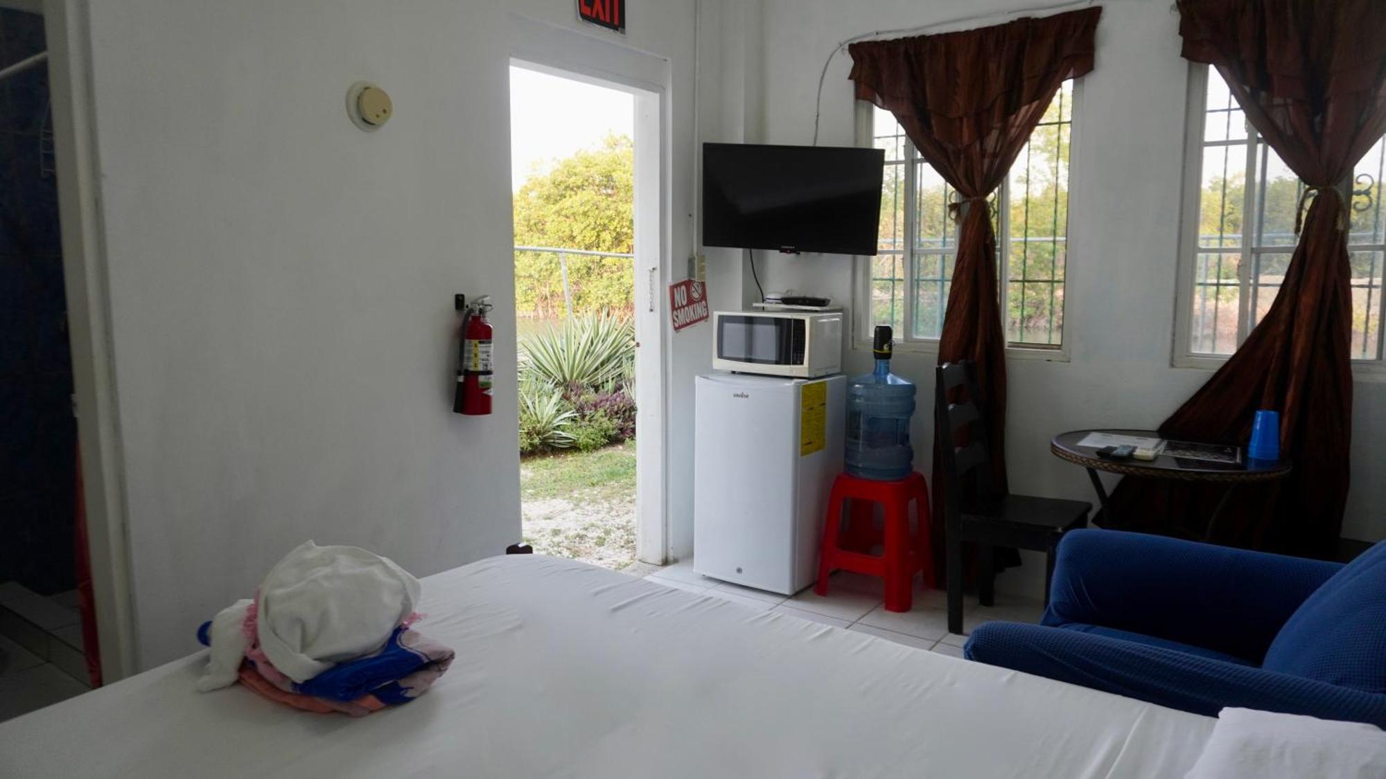 See Belize Poolside Sea View Economy Room With Infinity Pool & Overwater Deck Белиз-Сити Экстерьер фото